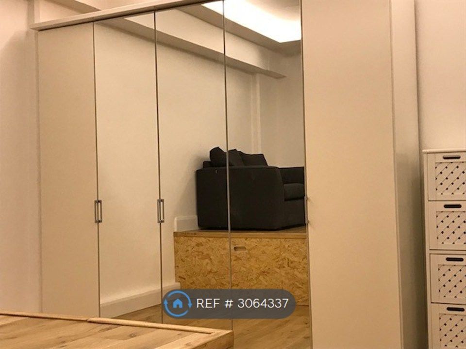 Property photo 3 of 8 Wardrobe