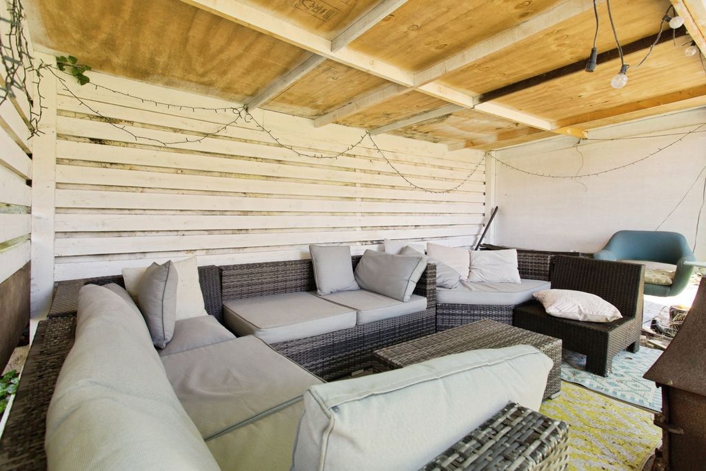 Property photo 3 of 16 Photo