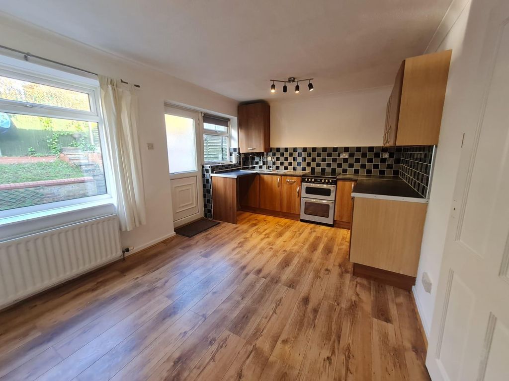 Property photo 3 of 11 Kitchen