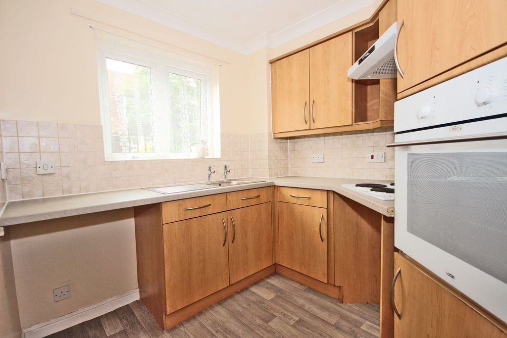 Property photo 3 of 8 Kitchen