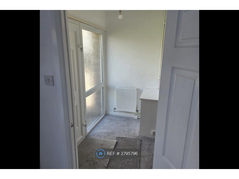 Property photo 3 of 16 Entrance Hall