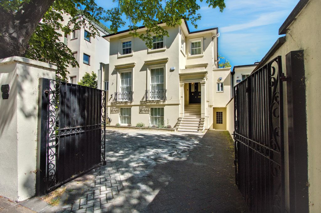 Property photo 2 of 23 26 Wellington Road, St Johns Wood, London Nw8 9Sp