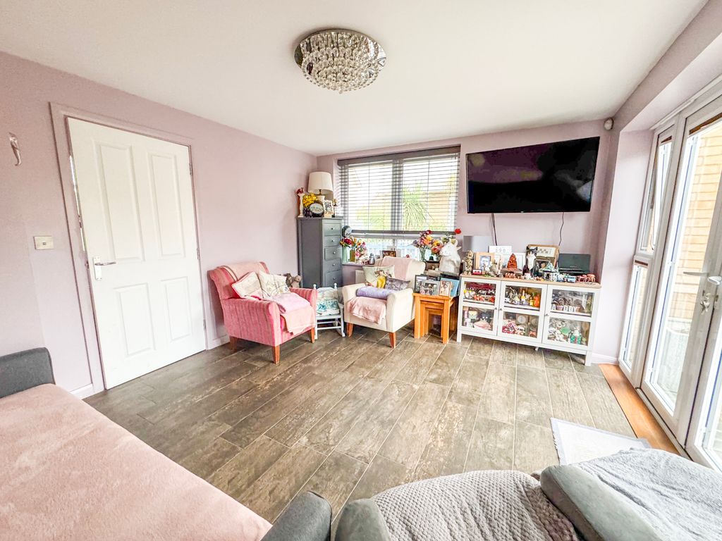 Property photo 3 of 22 Lounge1