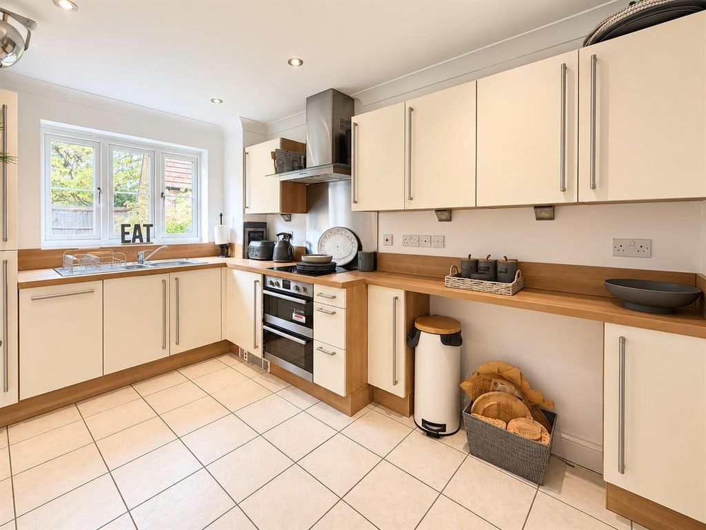 Property photo 3 of 22 Bright Modern Kitchen With Eat Sign.Png
