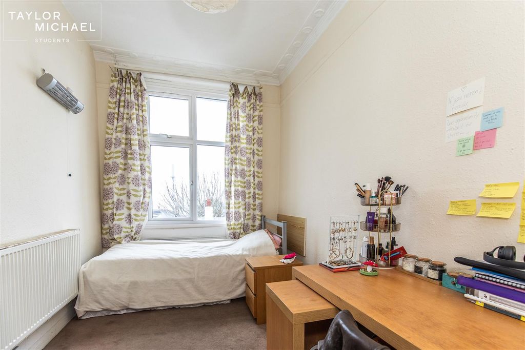 Property photo 2 of 6 Room