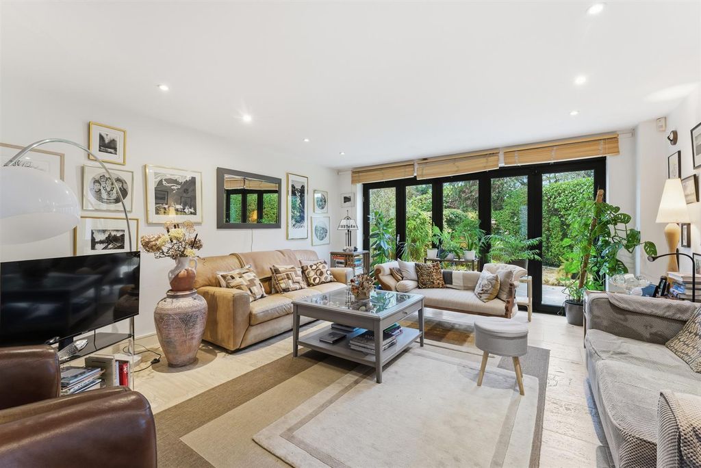 Property photo 3 of 16 8A Crecy Walk-9.Jpg