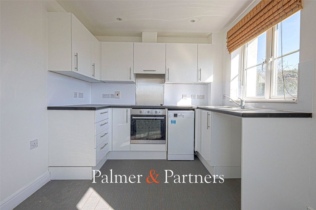 Property photo 3 of 8 Kitchen