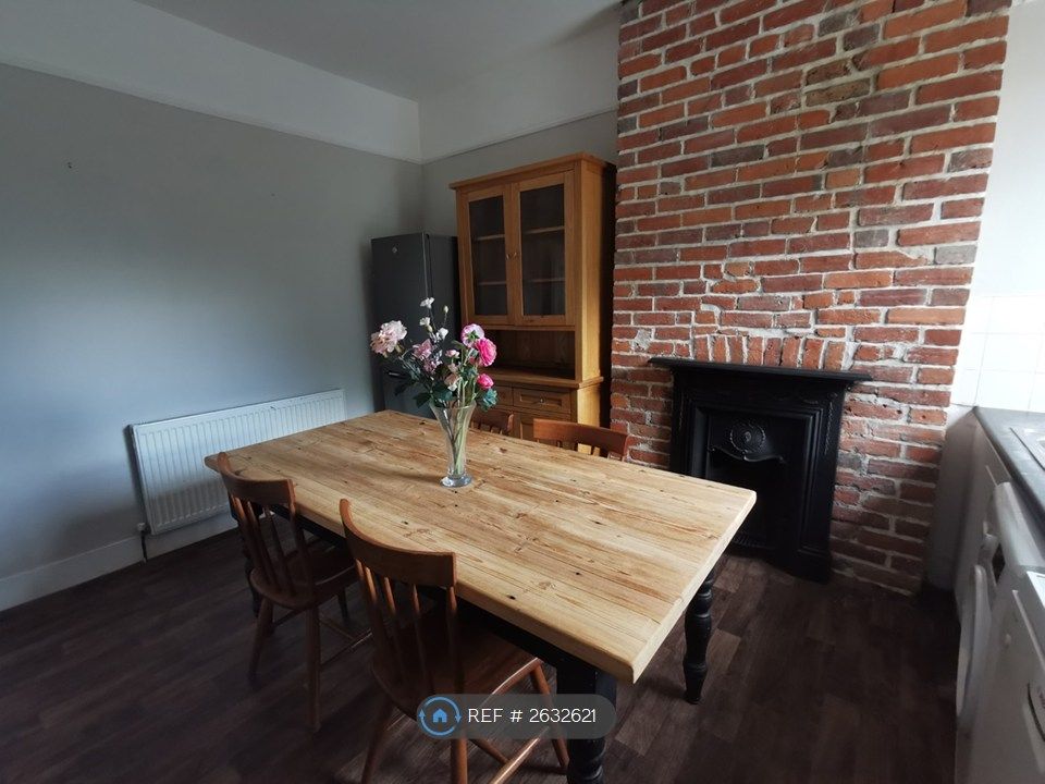 Property photo 3 of 12 Kitchen