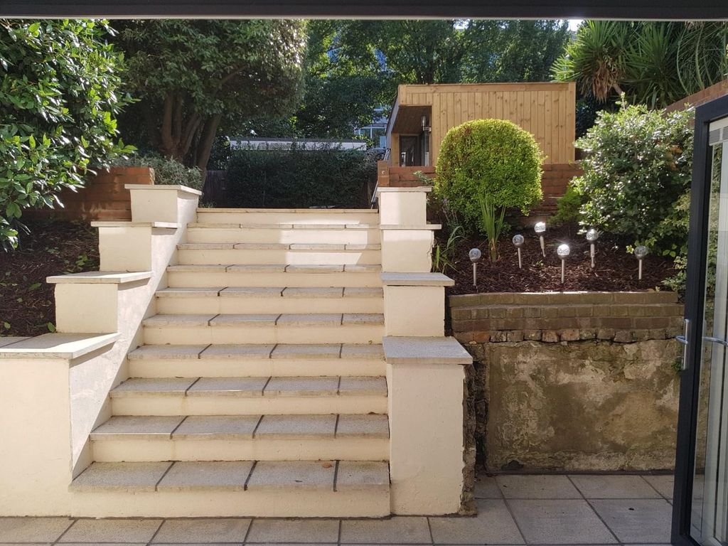Property photo 3 of 11 19A Upperton Gardens Garden 2.Jpg