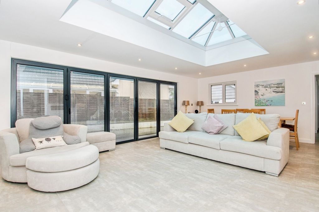 Property photo 3 of 19 Pbox-Img.Jpg