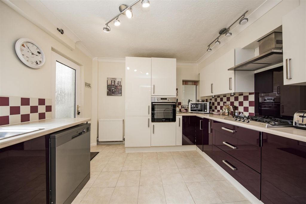 Property photo 2 of 24 Kitchen