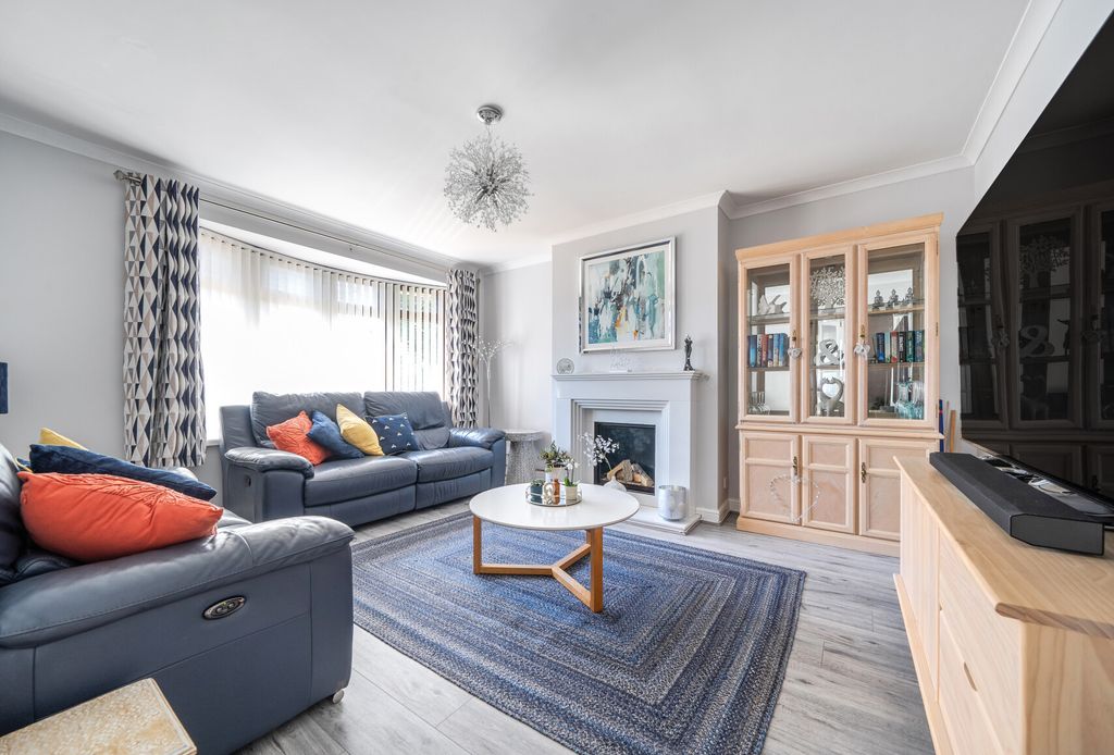 Property photo 2 of 19 Lounge