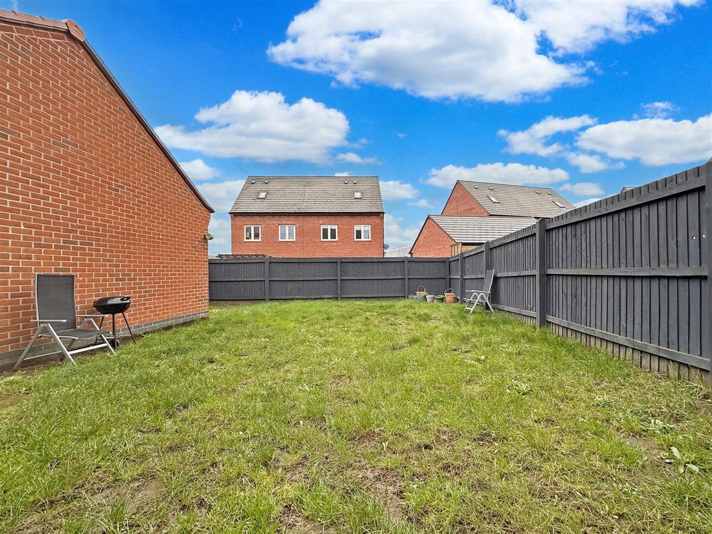 Property photo 3 of 17 Well-Appointed Rear Garden 632