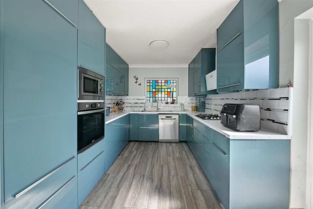 Additional image 10 of 5 bed semi-detached house for saleWhittington Avenue, Hayes UB4