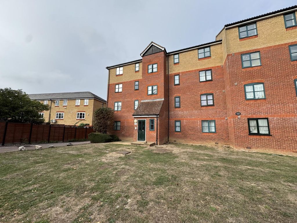 Property photo 1 of 6 Large 2 Bedroom Flat