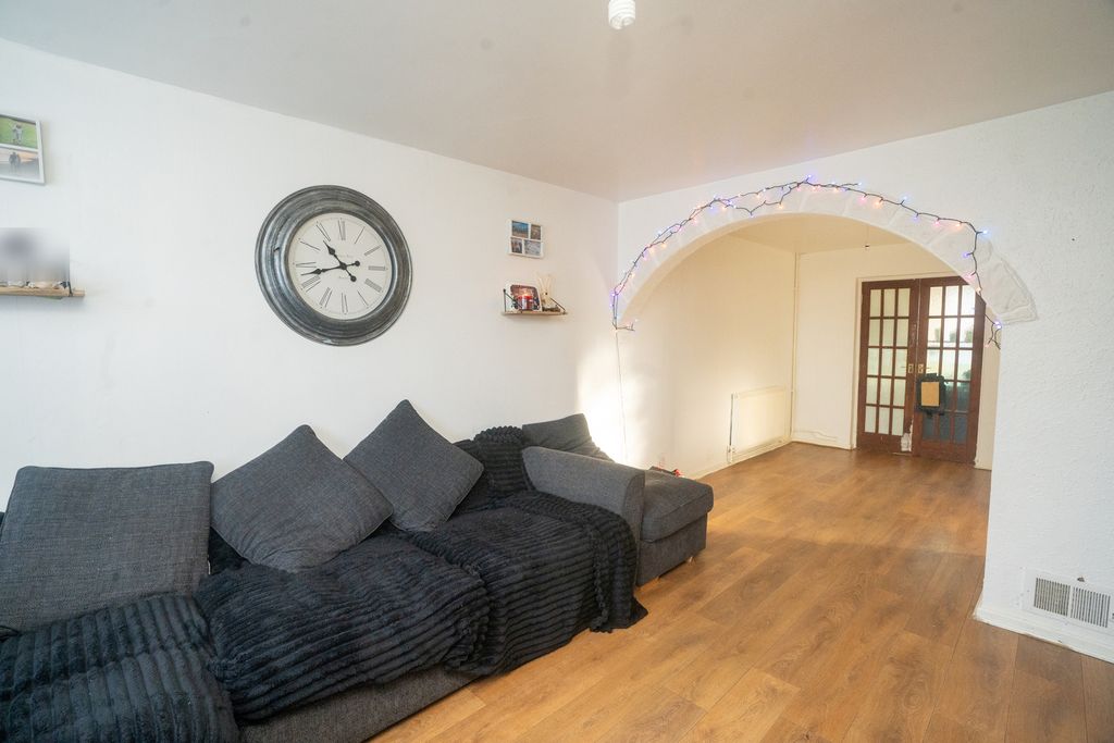 Property photo 3 of 27