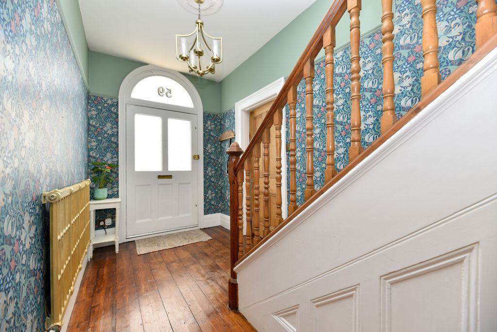 Property photo 2 of 27