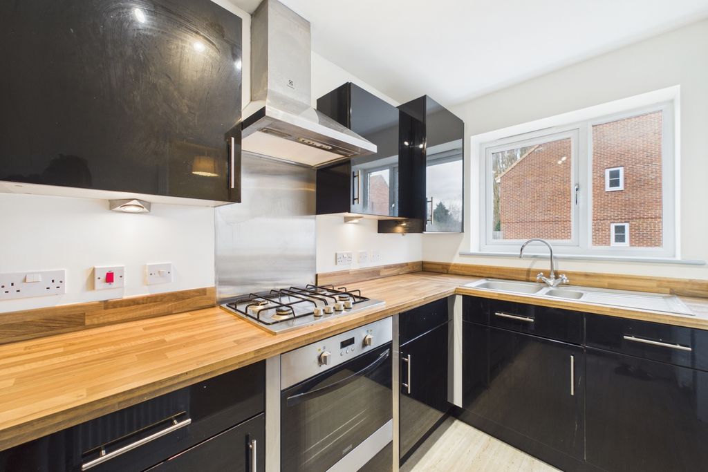 Property photo 2 of 12 Cam02279G0-Pr0052-Still003