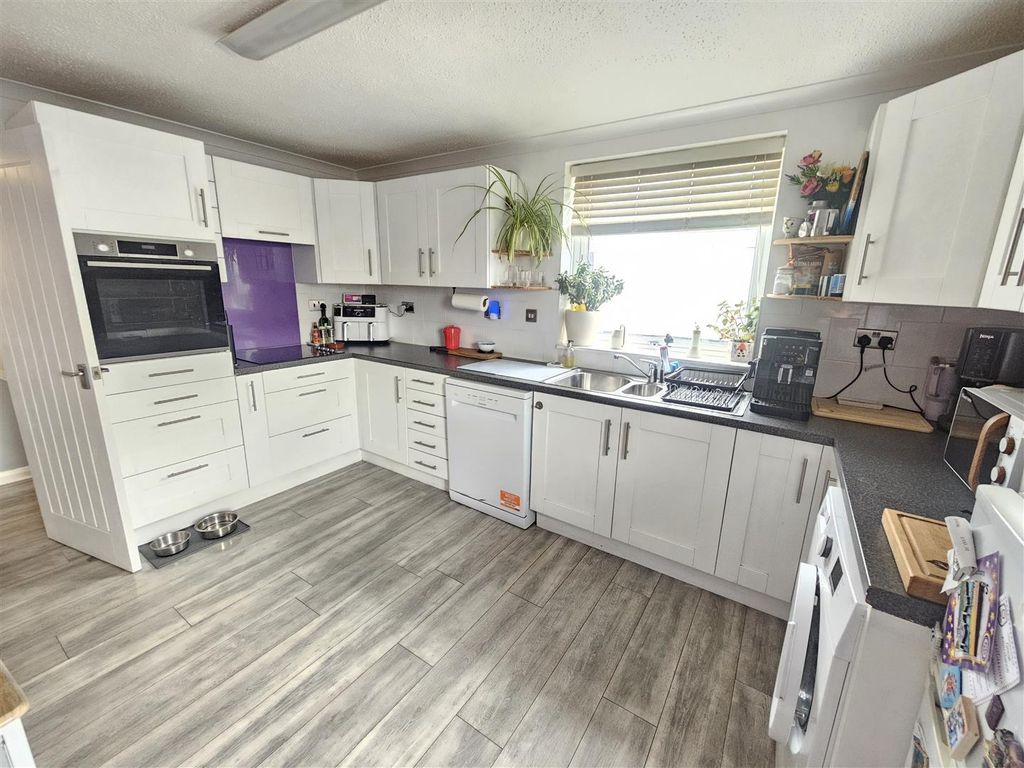 Property photo 3 of 18 Kitchen.Jpg