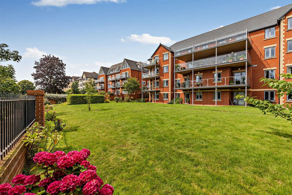 Property photo 1 of 21 Communal Gardens