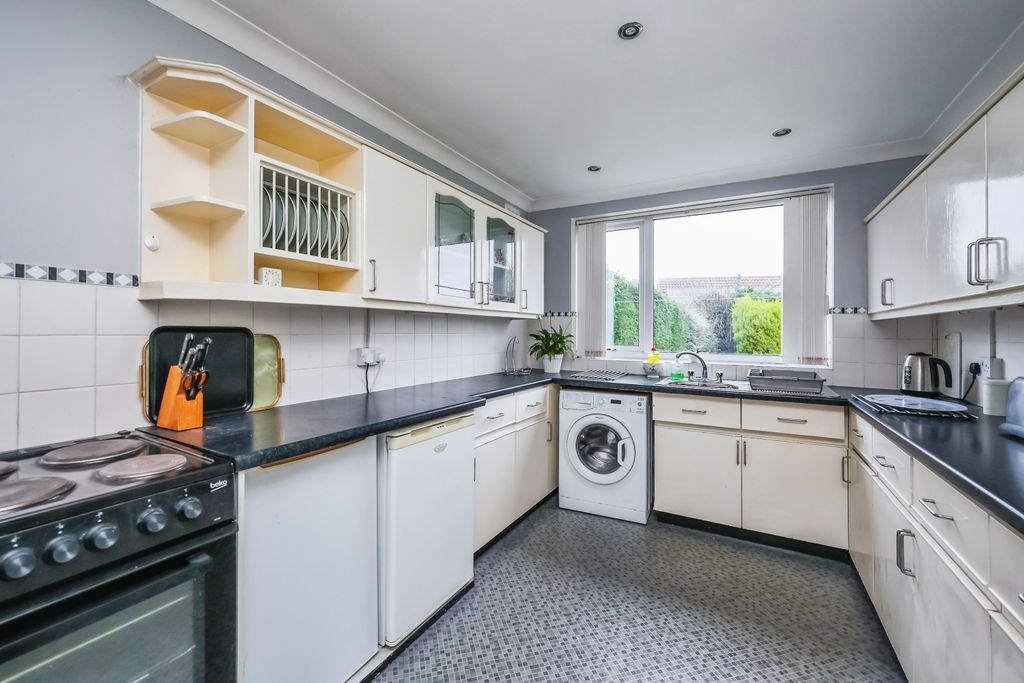 Property photo 3 of 18 Kitchen