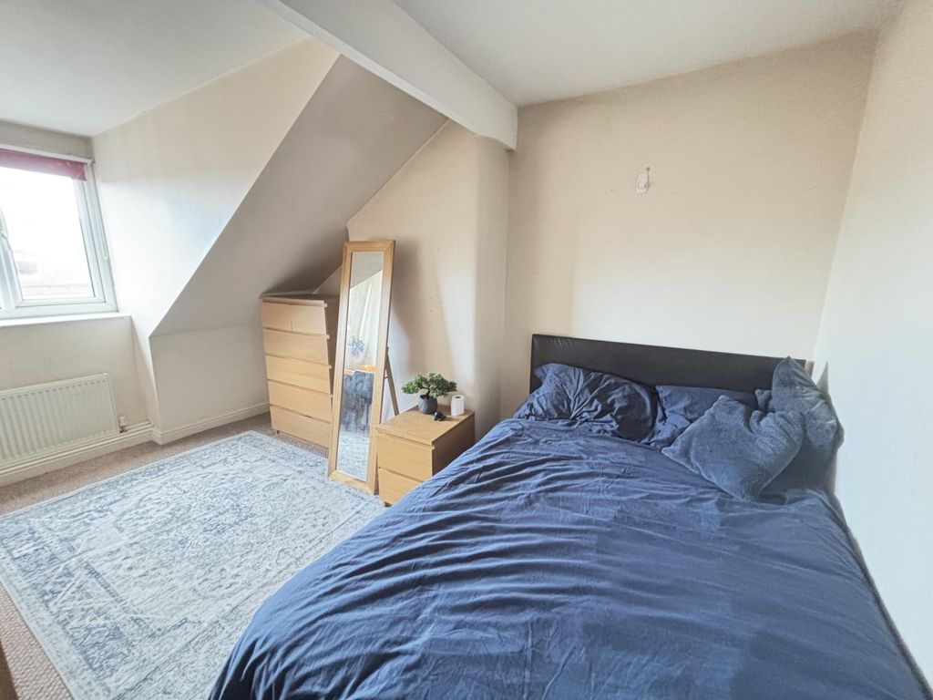 Property photo 3 of 13 A Cozy Bedroom Featuring A Neatly Made Double Bed ...