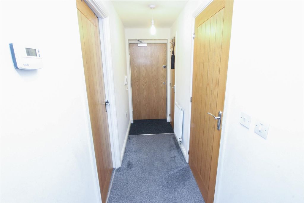 Property photo 2 of 10 Entrance Hall