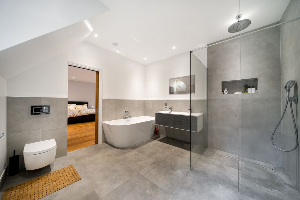 Property photo 2 of 34 1318479-2-687Bb92...