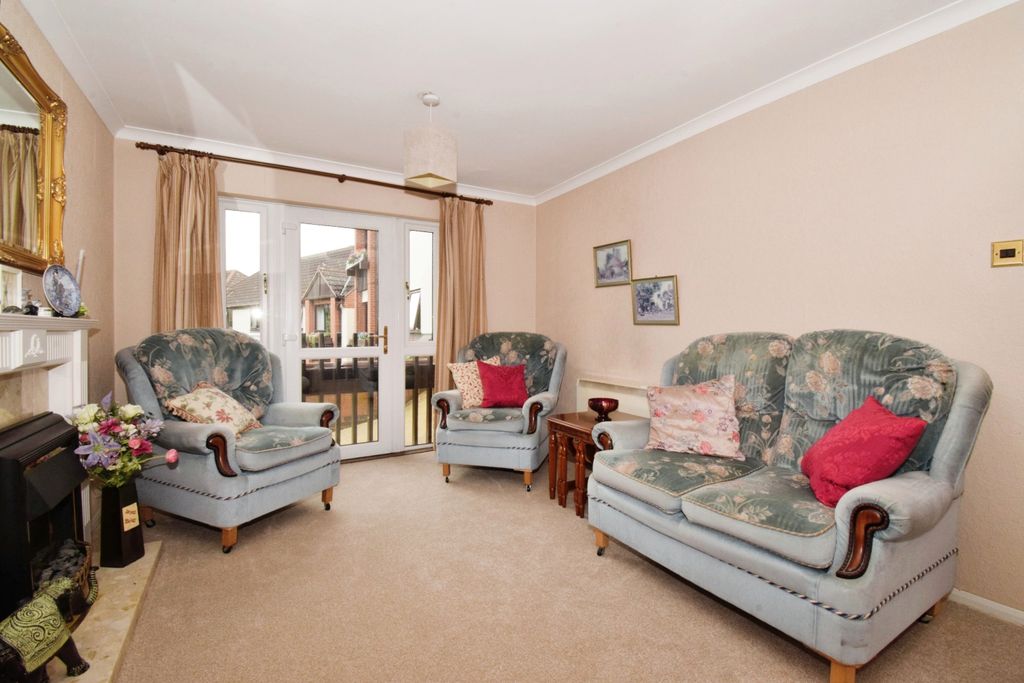 Property photo 3 of 17 Lounge