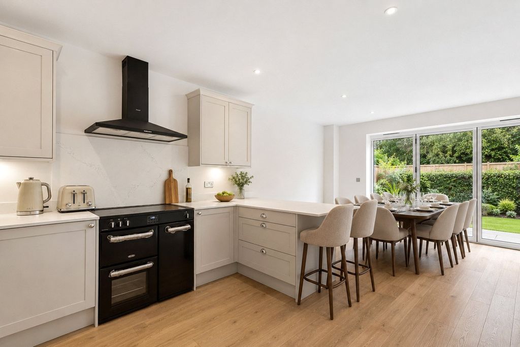 Property photo 3 of 10 Kitchen / Dining