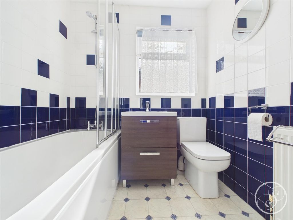 Property photo 3 of 17 Bathroom