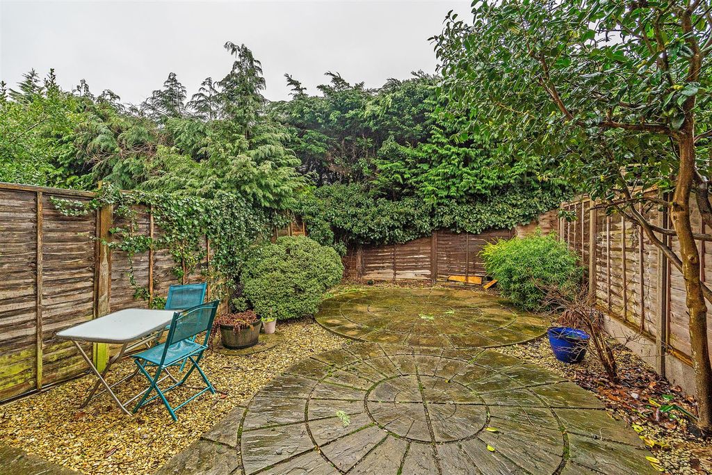 Property photo 3 of 11 5 Copt Heath Croft_14.Jpg