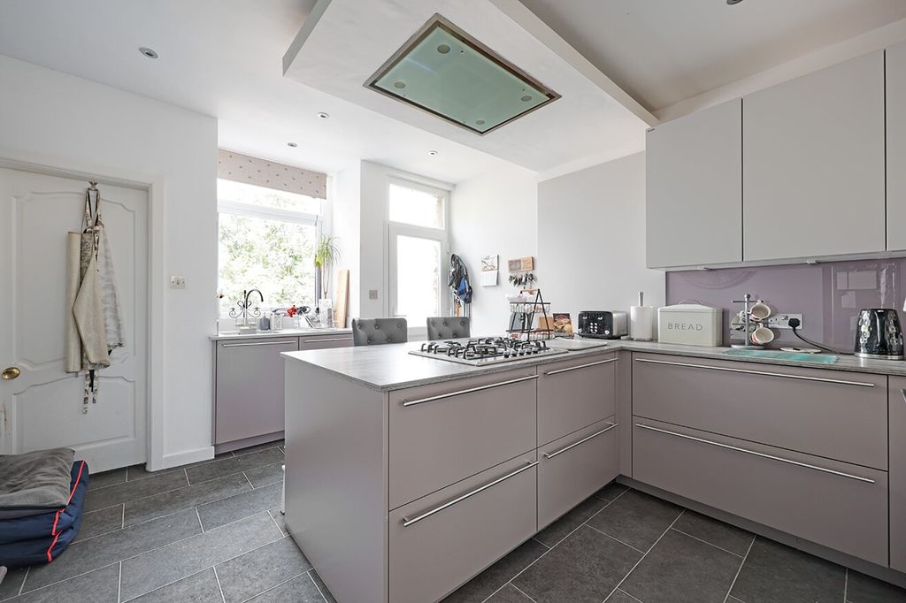 Property photo 2 of 22 4188615