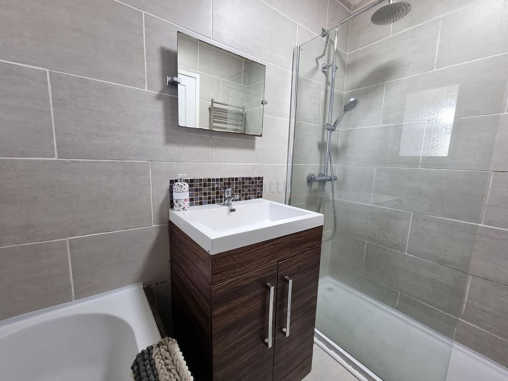 Property photo 2 of 23 Bathroom