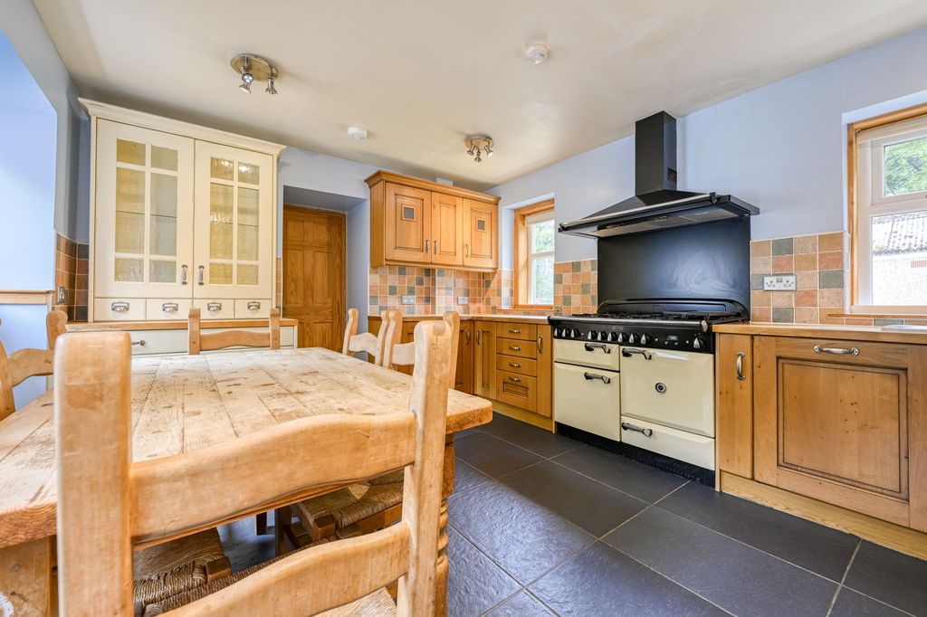 Property photo 3 of 34