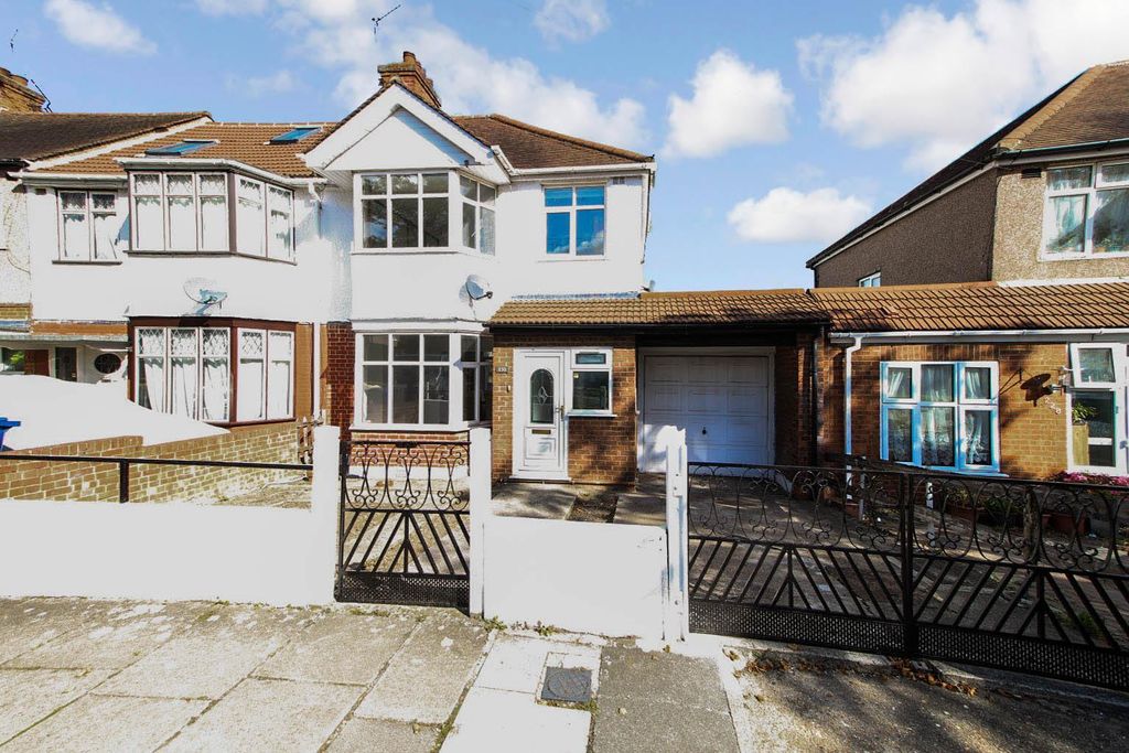 Property photo 1 of 13 Three Bedroom Semi Detached House For Rent