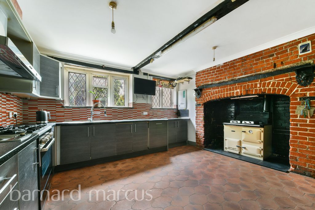 Property photo 3 of 8 Kitchen