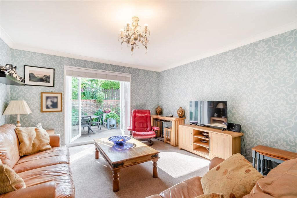 Property photo 2 of 23 8653238-Interior02.Jpg