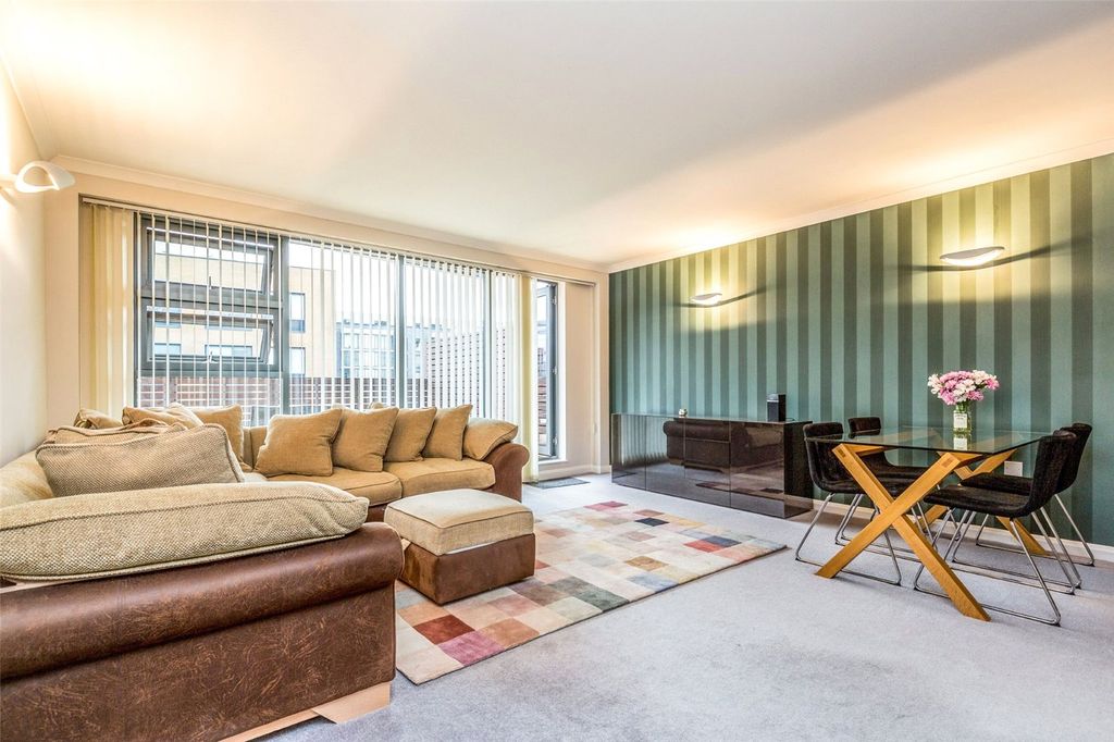 Property photo 3 of 14 Lounge