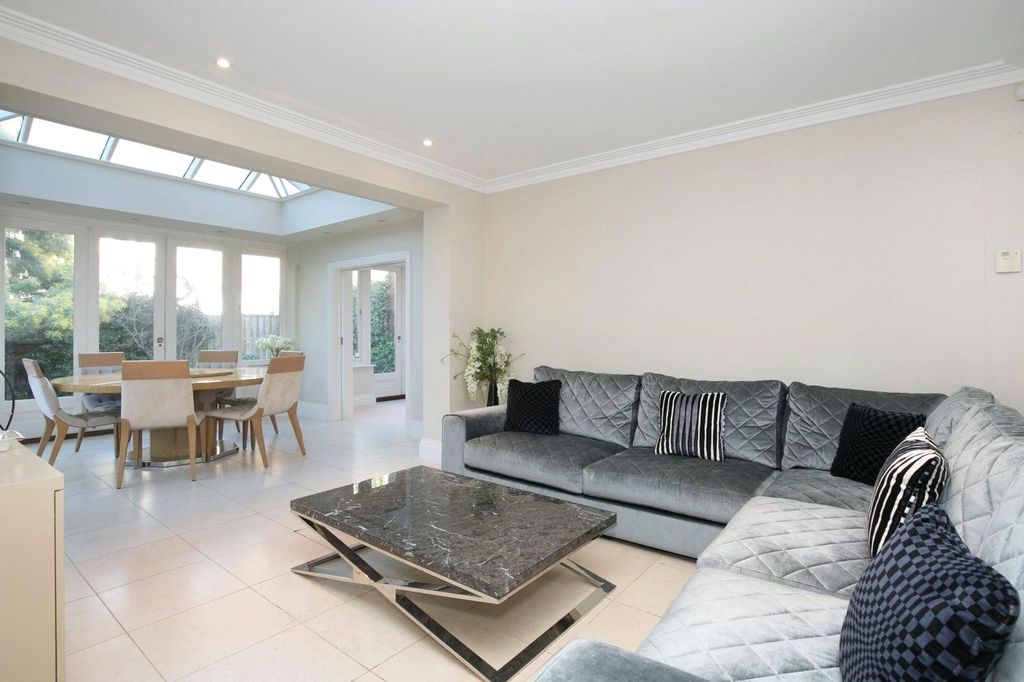 Property photo 3 of 17 Reception