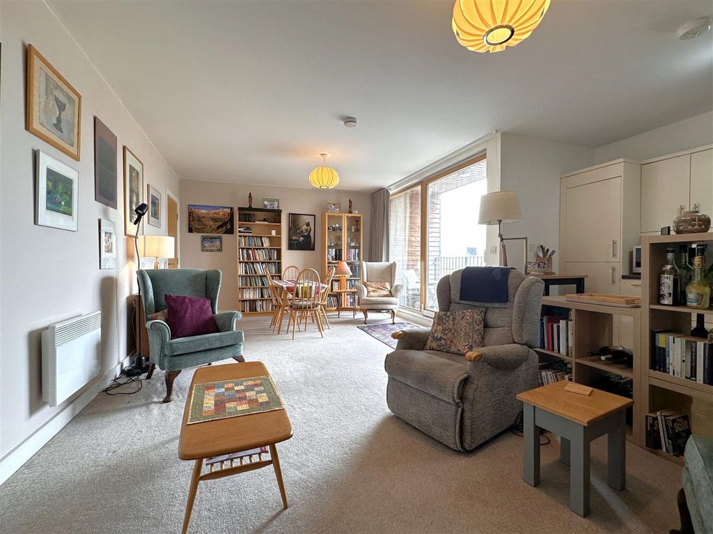 3 bed flat for saleThe Roundhead Building, Warwick Brewery, Newark NG24 photo 4