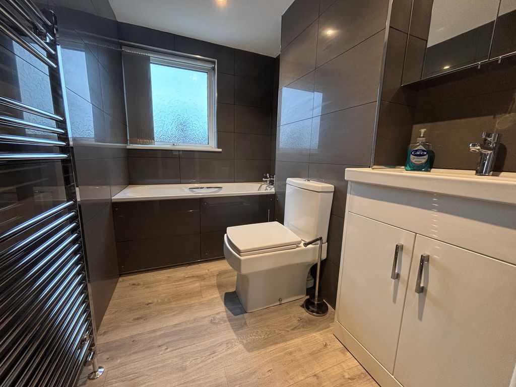 Property photo 3 of 10 Bathroom