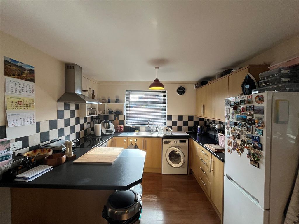 Property photo 3 of 11 Kitchen Area