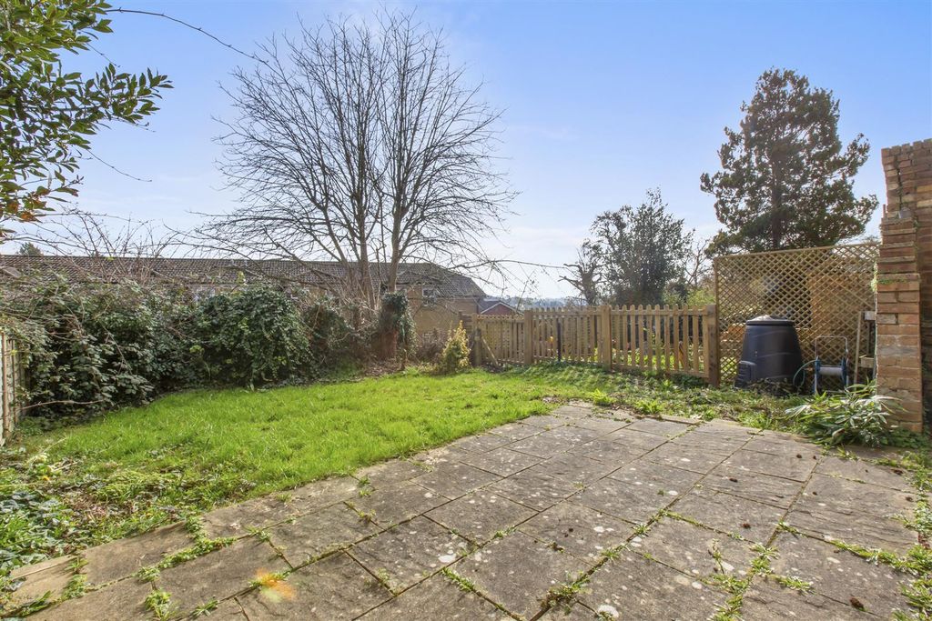 Property photo 2 of 15 3 Hepplewhite Close, Hp13 6Bz-12.Jpg