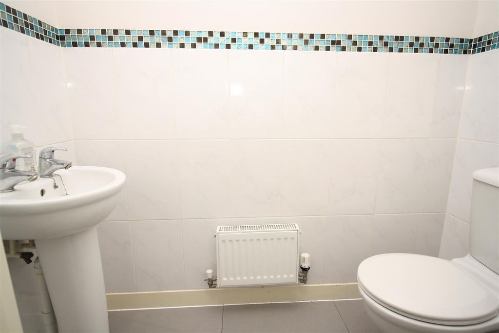 Property photo 2 of 19 Cloakroom