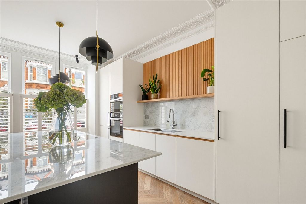 Property photo 3 of 16 Kitchen