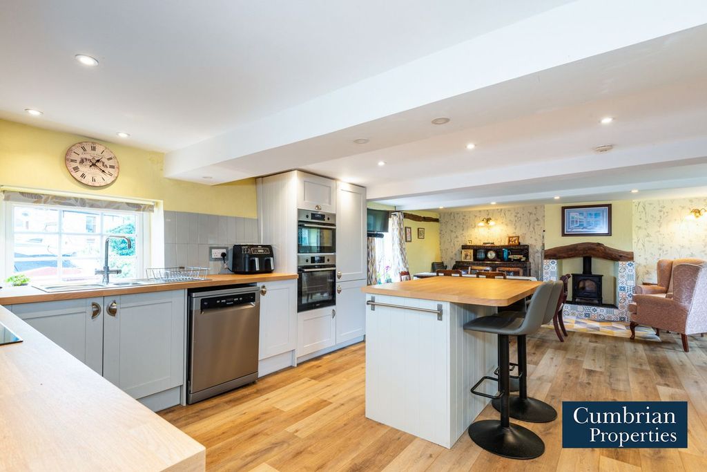 Property photo 2 of 24 Dining Kitchen