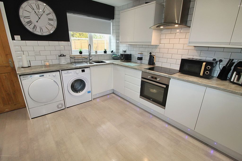 Property photo 3 of 19 Kitchen