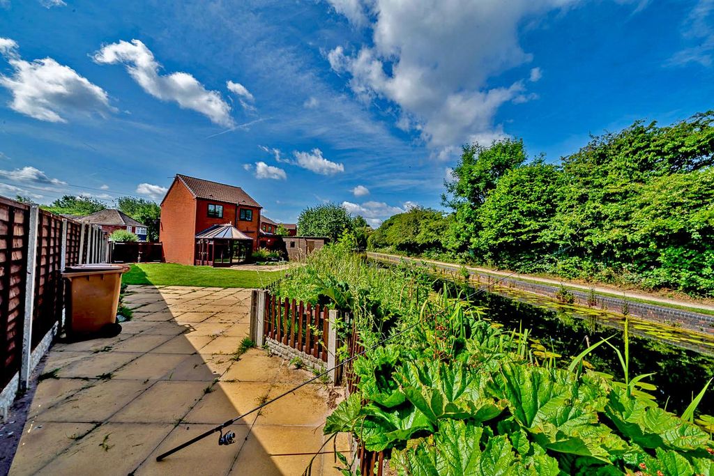 Property photo 3 of 37 Webbs Estate Agents-27.Jpg