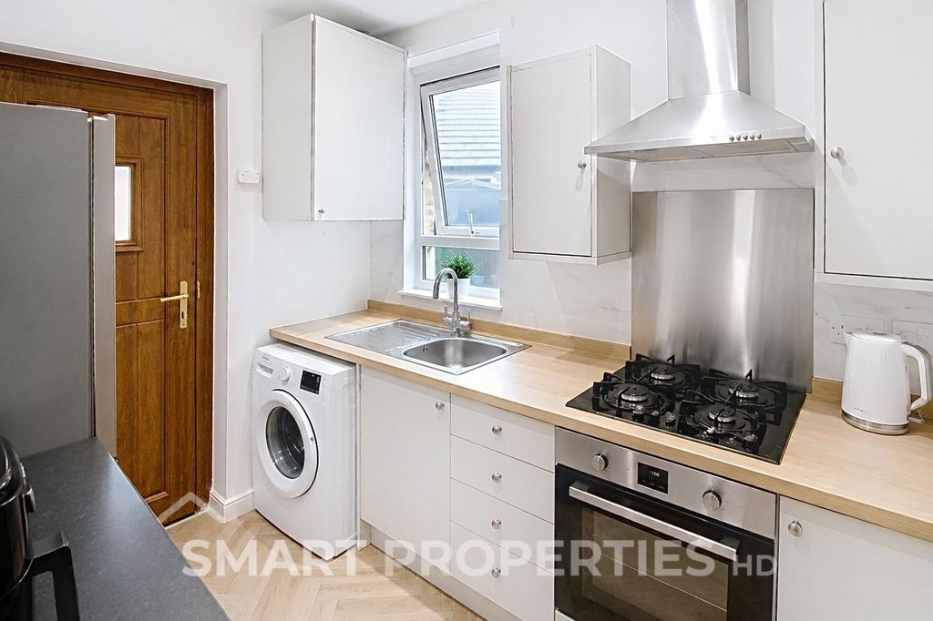 Property photo 3 of 7 Kitchen